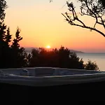 Rouvis With Outdoor Hot Tub *