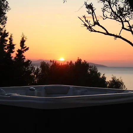 Rouvis With Outdoor Hot Tub *
