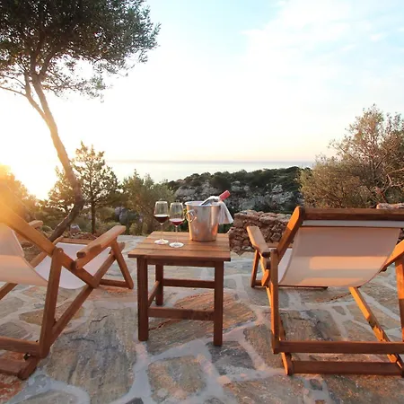 Rouvis With Outdoor Hot Tub *