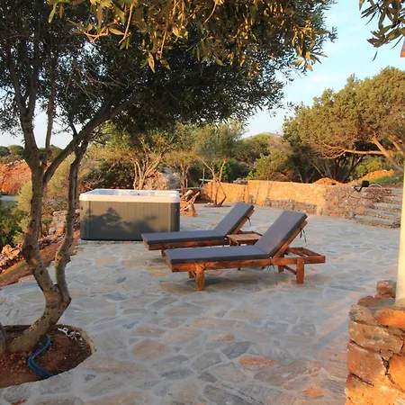 Rouvis With Outdoor Hot Tub * Ligaridia